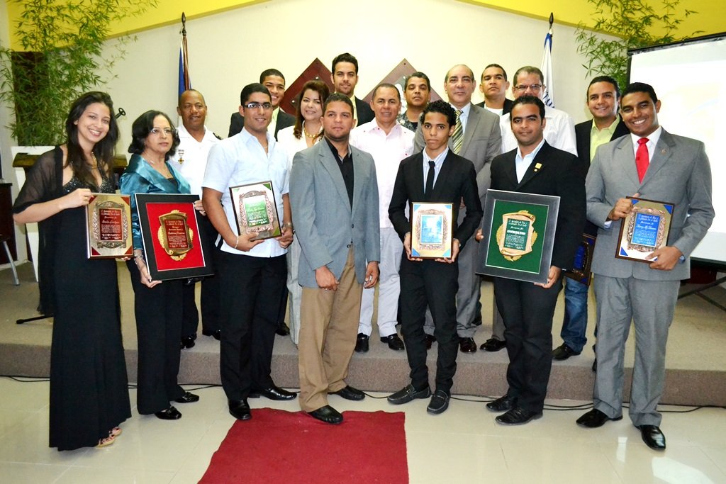 Vista de los reconocidos con las autoridades del municipio